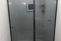 box-de-vidro-banheiro-acabamento-cinza