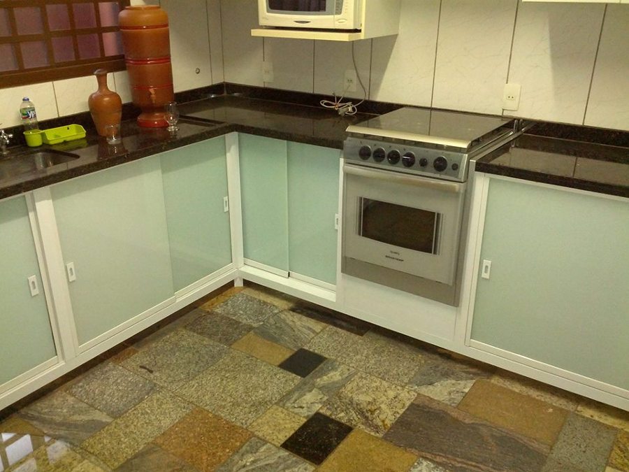 Armário de cozinha com fechamento de pia em vidro temperado
